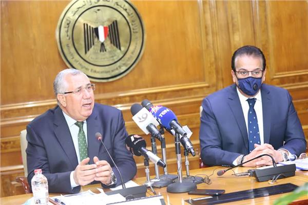  خالد عبد الغفار وزير التعليم العالى والسيد القصير وزير الزراعة 