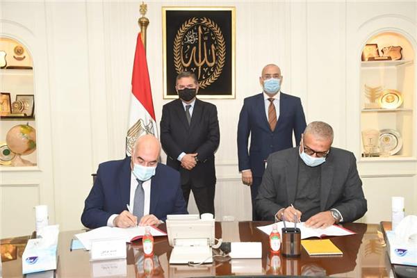 هشام توفيق وزير قطاع الأعمال العام، والدكتور عاصم الجزار وزير الإسكان