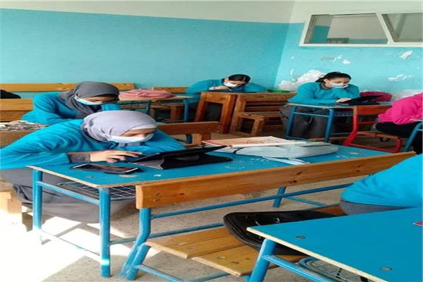 طلاب الصف الأول الثانوي