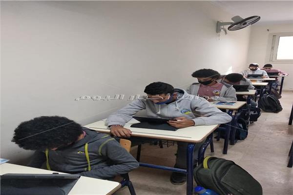 طلاب الصف الأول الثانوي