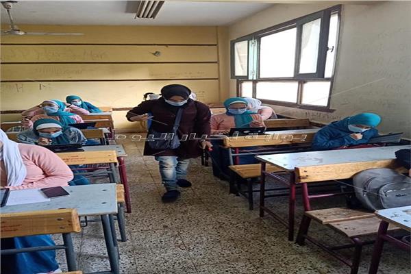 اثناء تعقيم لجان الصف الأول الثانوي