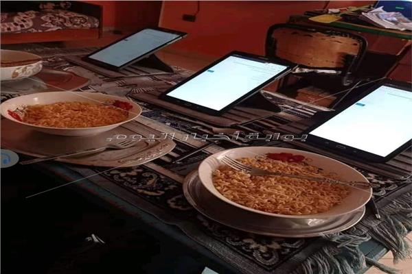 طلاب الأول الثانوي يؤدون الامتحان التدريبي بـ«الأكل»
