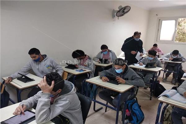 طلاب الصف الأول الثانوي