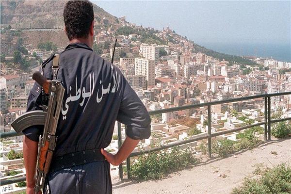 الجزائر تعلن اعتقال أربعة متشددين واستسلام خامس