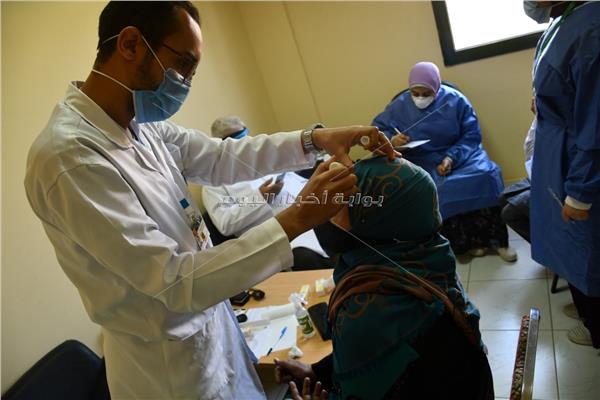 قافلة جامعة المنصورة جسور الخير تواصل فعاليتها بالقرى الأكثر احتياجا بأسيوط 