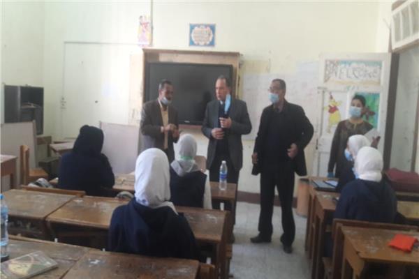 طلاب أولى ثانوي بأسيوط يواصلون الامتحان التجريبي إليكترونيا