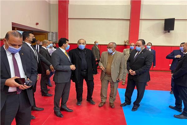 حطب وصبحي يتابعان صالة تدريبات منتخب اليد
