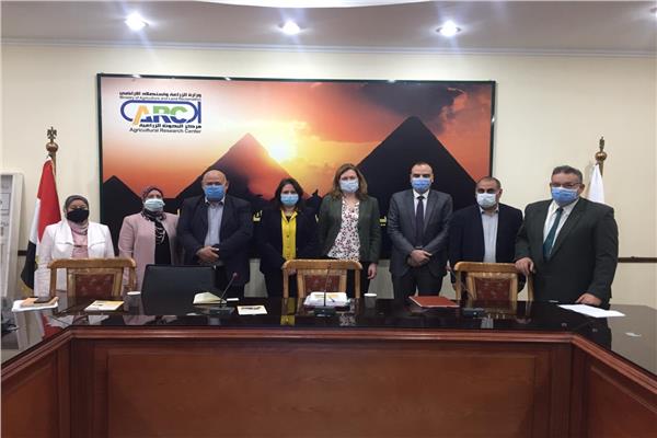 نائب المستشار الزراعي الفرنسى خلال زيارة مركز البحوث الزراعية