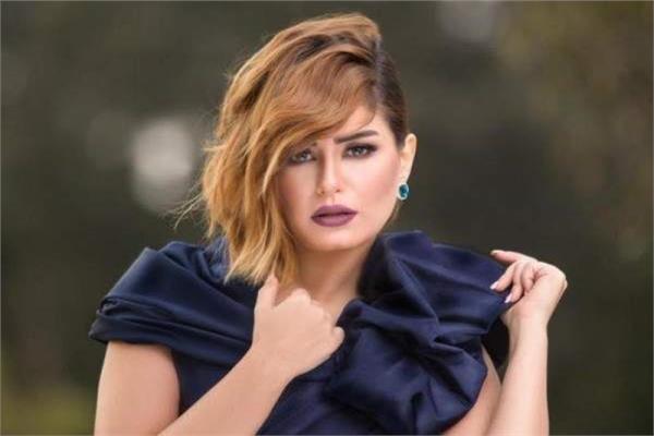 بـ«فستان و روج أحمر» .. منة فضالي تخطف الأنظار