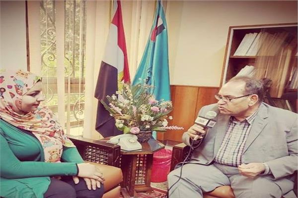 محررة بوابة أخبار اليوم خلال إجراء الحوار مع  دكتور محمد العبد