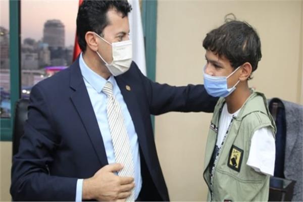 تكريم وزير الشباب أحد الأطفال الموهبين من ذوي الهمم