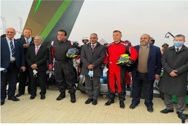 وزير التعليم العالي يرتدي بدلة خاصة في اففتاح رالي السيارات الكهربائية بالاهرامات