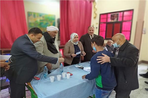 تكريم حفظة القرآن الكريم والأحاديث النبوية الشريفة بمعهد النور للمكفوفين بقنا 