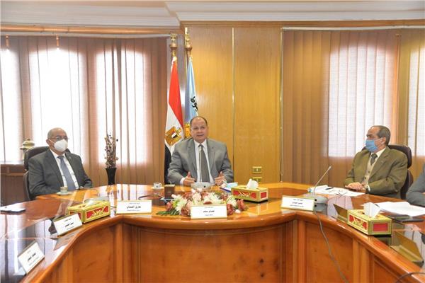جلسة تشاور لتقييم التأثيرات البيئية والمجتمعية لمشروعي مصنع تدوير المخلفات بمركز أسيوط  