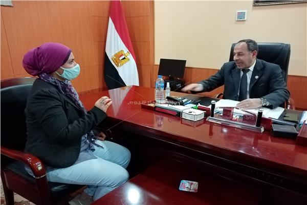 رئيس مصلحة الدمغة والموازين  مع محررة بوابة أخبار اليوم