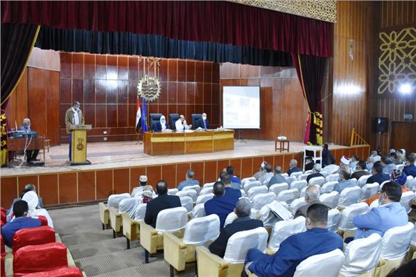 محافظ أسوان يكرم قيادات التعليم السابقين 