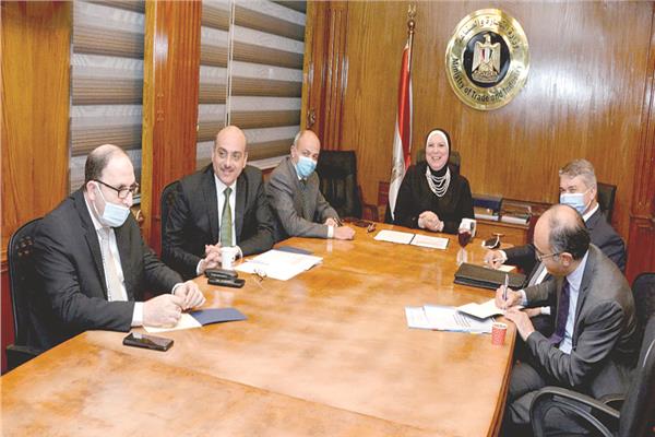 نيفين جامع وزيرة التجارة والصناعة خلال المباحثات مع الجانبين الأردنى والعراقى