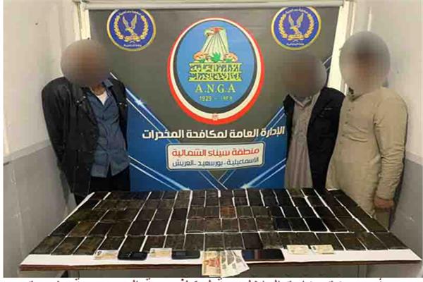 المتهمون وأمامهم المضبوطات