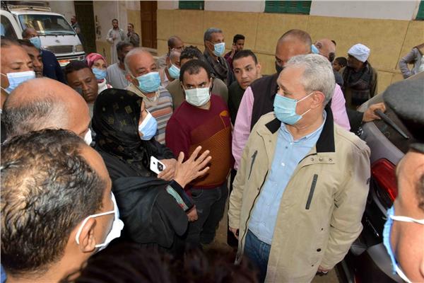 جولة لمحافظ الأقصر لتفقد المشروعات التنموية بقرى ومدينة إسنا