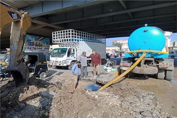 اصلاح عطل بخط المياه بميدان المحكمة