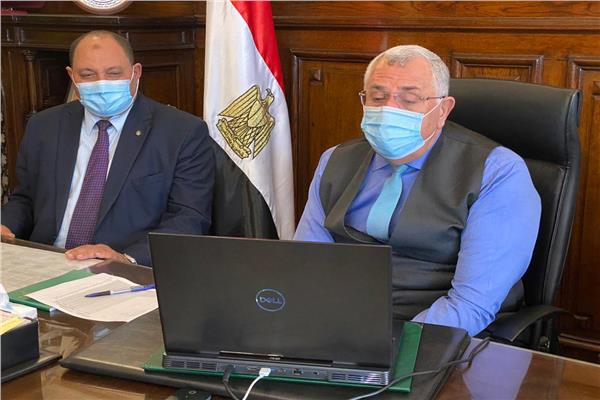 وزير الزراعة خلال اجتماع مديريات الطب البيطري والزراعة