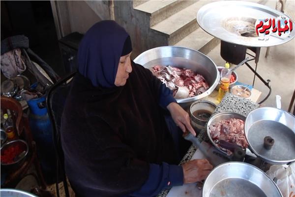 أم عمار أثناء ممارسة عملها