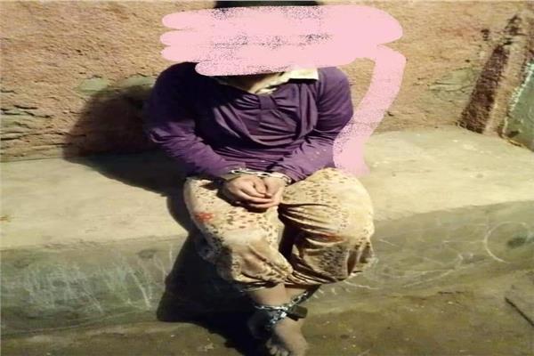 ماساة فتاة معاقة قيدتها امها بالسلاسل لمنع هروبها