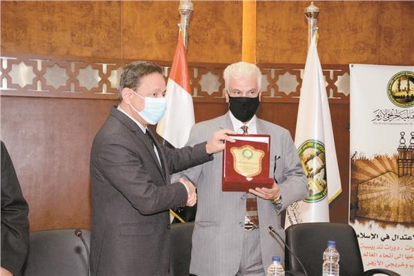 الكاتب الصحفى كرم جبر يتسلم درع المنظمة