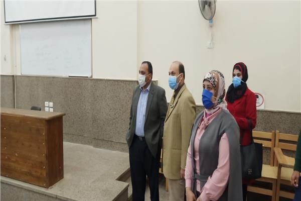 نائب رئيس جامعة بنها لشئون التعليم والطلاب يتفقد استعدادات الامتحانات بكلية العلاج الطبيعى