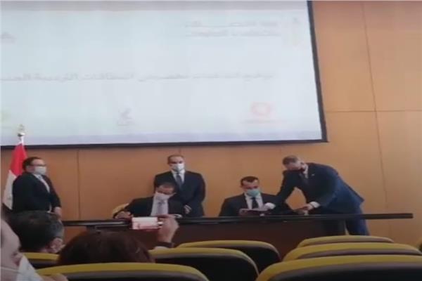 وزير الاتصالات يشهد توقيع اتفاقية تخصيص النطاقات الترددية الجديدة لشركات المحمول