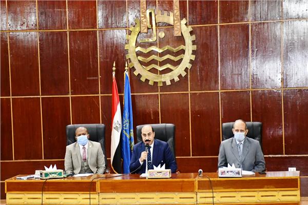 محافظ أسوان خلال إجتماعاً مع رؤساء المراكز والمدن