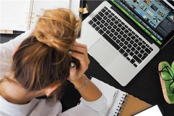 أنتبه ..العمل لساعات طويلة على "الحاسوب" يهددك بمتلازمة خطيرة