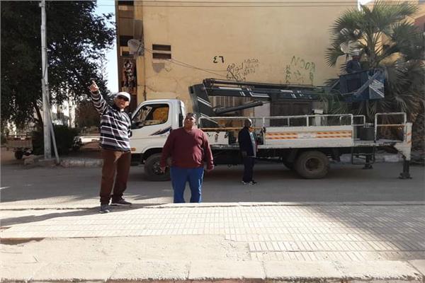 رئيس مدينة أسوان يقود معسكر نظافة ب"السيل الجديد"