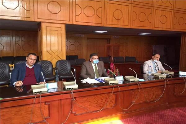 محافظ الإسماعيلية خلال الاجتماع