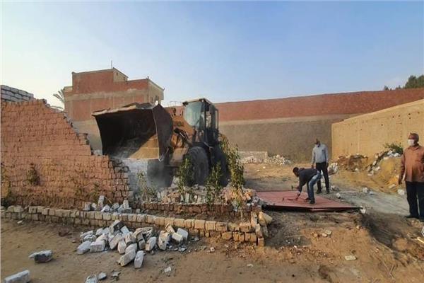 الجيزة تسترد 300 فدان بمركز الواحات البحرية 
