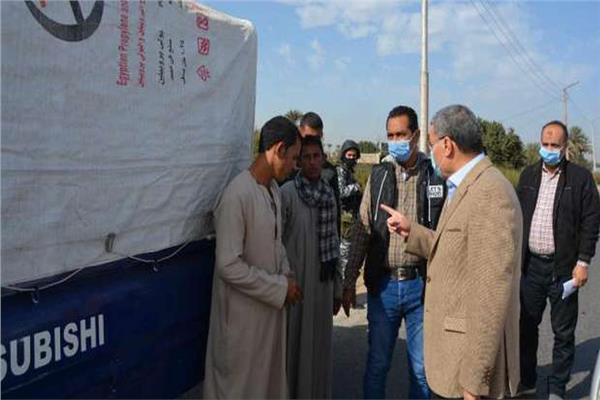 محافظ المنيا يسحب رخصة ميكروباص وإيقافه لمدة شهرين ويتابع تطبيق إجراءات كورونا