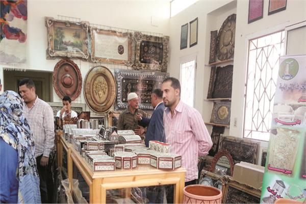 ورش انتاج الصدف بقرية «ساقية المنقدى»