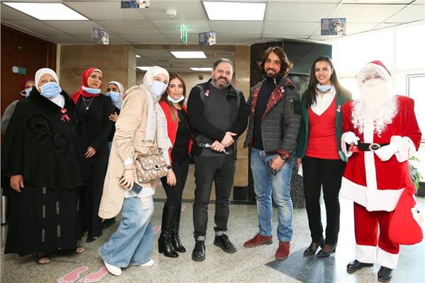 مجموعة من النجوم في لقطة تذكارية