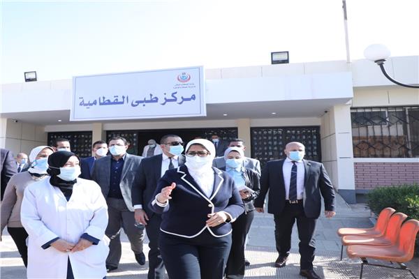 وزيرة الصحة تتفقد مركز توزيع لقاح كورونا بالقطامية