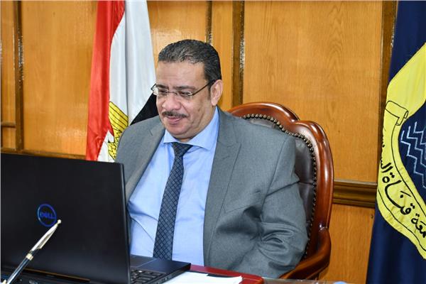 الدكتور أحمد زكى رئيس جامعه قناة السويس