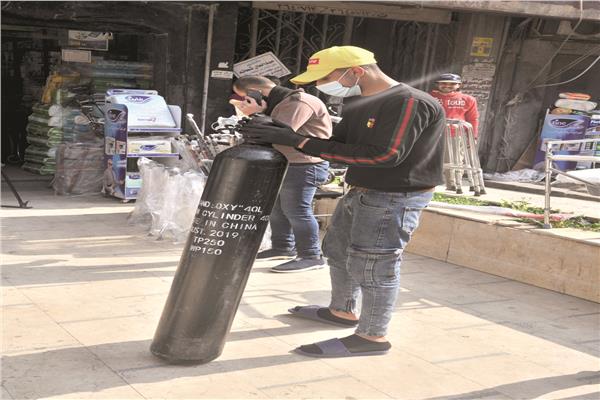 تزايد الطلب على أسطوانات الأوكسجين خلال الفترة الأخيرة 