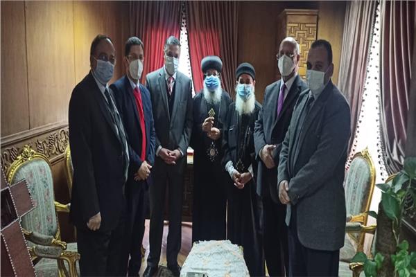 رئيس جامعة بنها يهنئ الأنبا مكسيموس