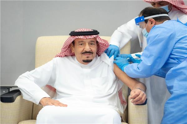 خادم الحرمين الشريفين يتلقى لقاح كورونا