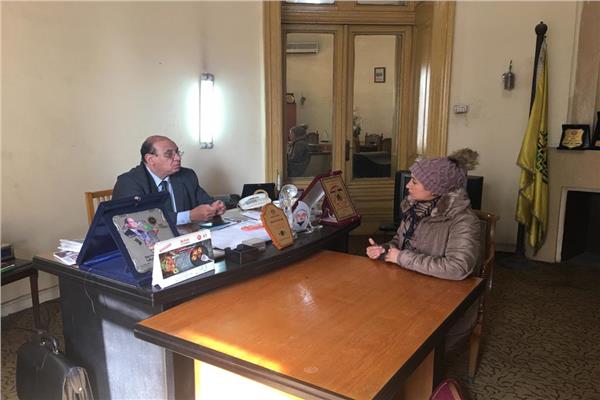 محررة الأخبار المسائي خلال حوارها مع رئيس الاتحاد العام للجمعيات الأهلية 