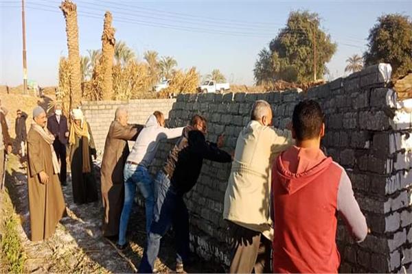 إزالة مخالفتين بالبناء  على الارض  الزراعية بقرية بنجا بسوهاج