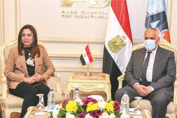  الفريق التراس ومحافظ دمياط خلال الاجتماع