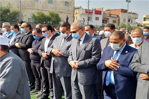 محافظا  البحيرة والقليوبية يشهدان صلاة الجنازة