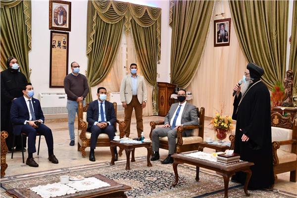 محافظ الفيوم يقدم التهنئة للأنبا أبرام