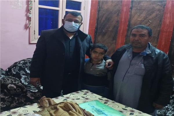 محافظ بني سويف يقرر تحمل نفقة العلاج لطفل مصاب بخلل في الجهاز المناعي