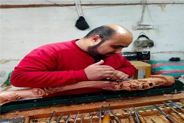  الأويمجي في دمياط.. فن النقر على الخشب بـ«حنية»
